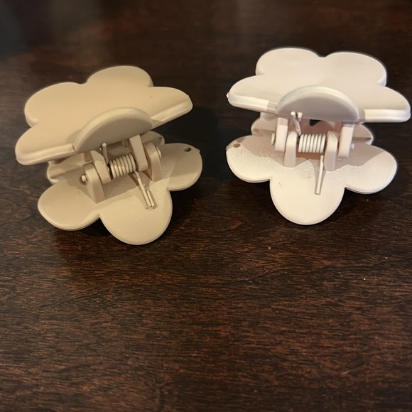 Maurice’s Set of Two - Floral Claw Hair Clips - Picture 2 of 2